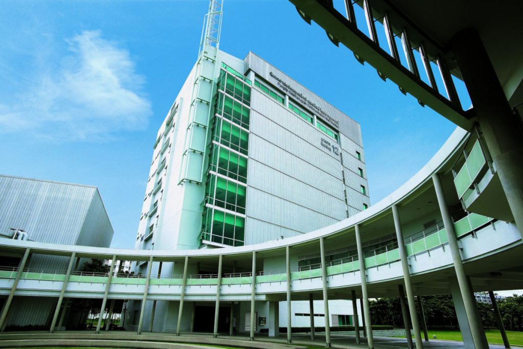 หลังคาเมทัลชีท ศูนย์การสื่อสารมหาวิทยาลัยกรุงเทพ